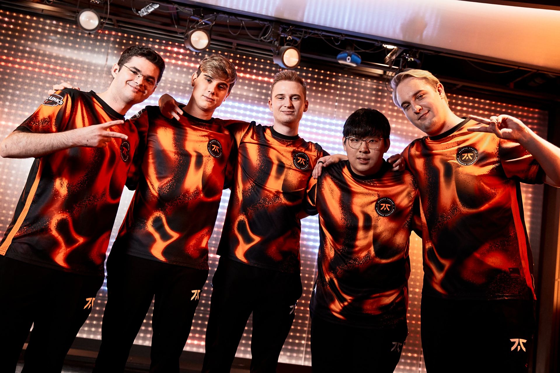 JDG碾压FNC，Caps完成史诗逆转鏖战多局半决赛，技惊四座