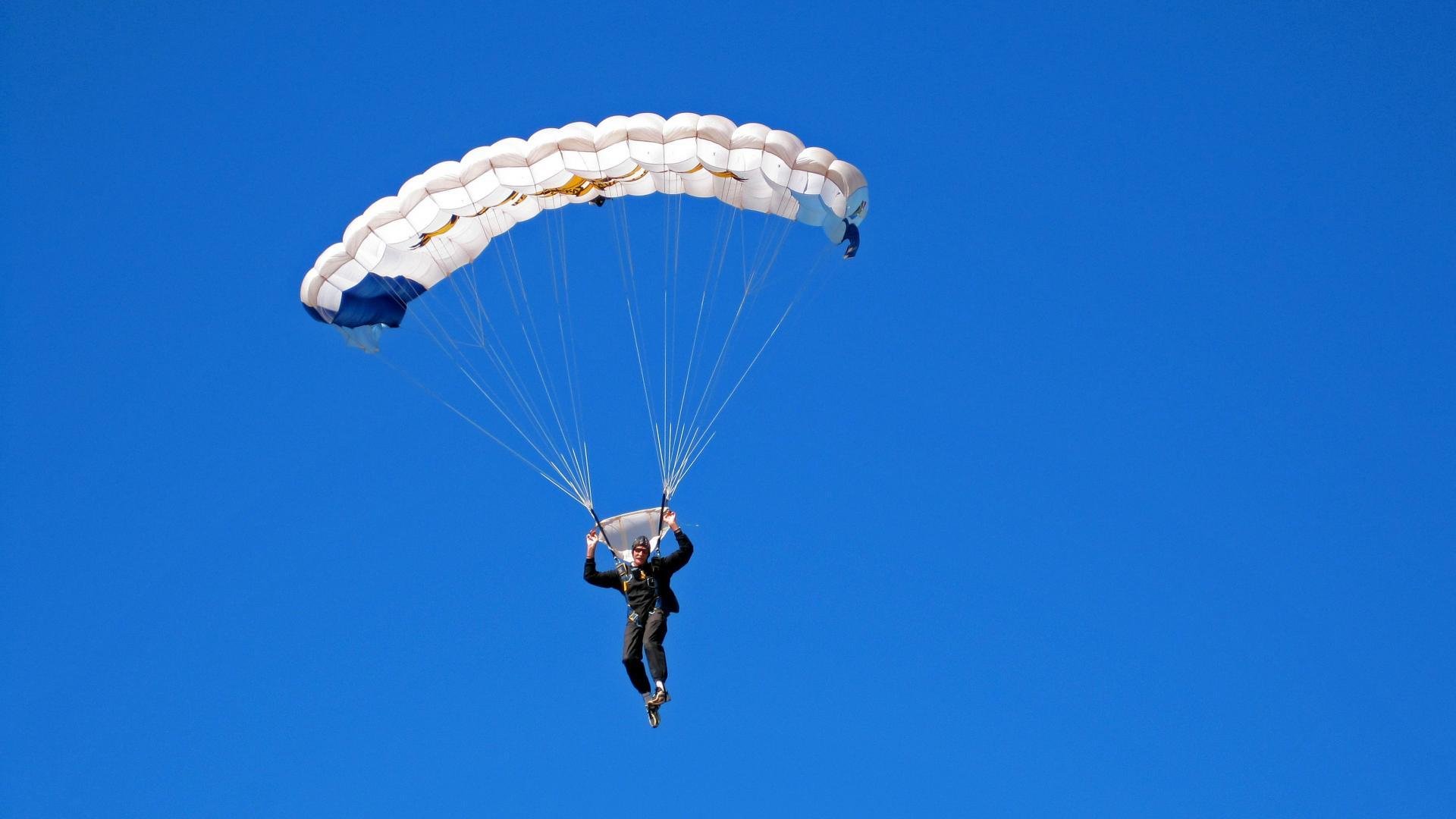美式风暴席卷西域，快船式节奏如何肢解新疆？爱德华兹数据背后的统治密码