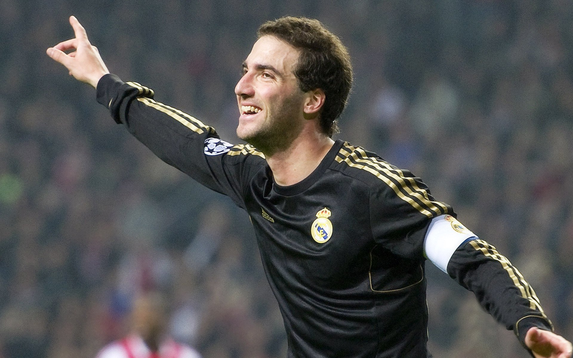 红蓝残阵下的白袍神射，国家德比之夜，保罗的连珠炮击沉银河战舰